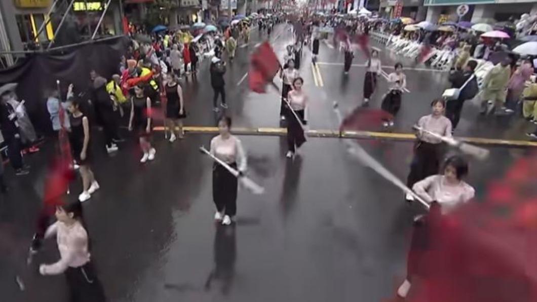高一生忍凍表演，引來家長不滿。（圖／翻攝自「嘉義市政府文化局藝文推廣科」YouTube頻道）