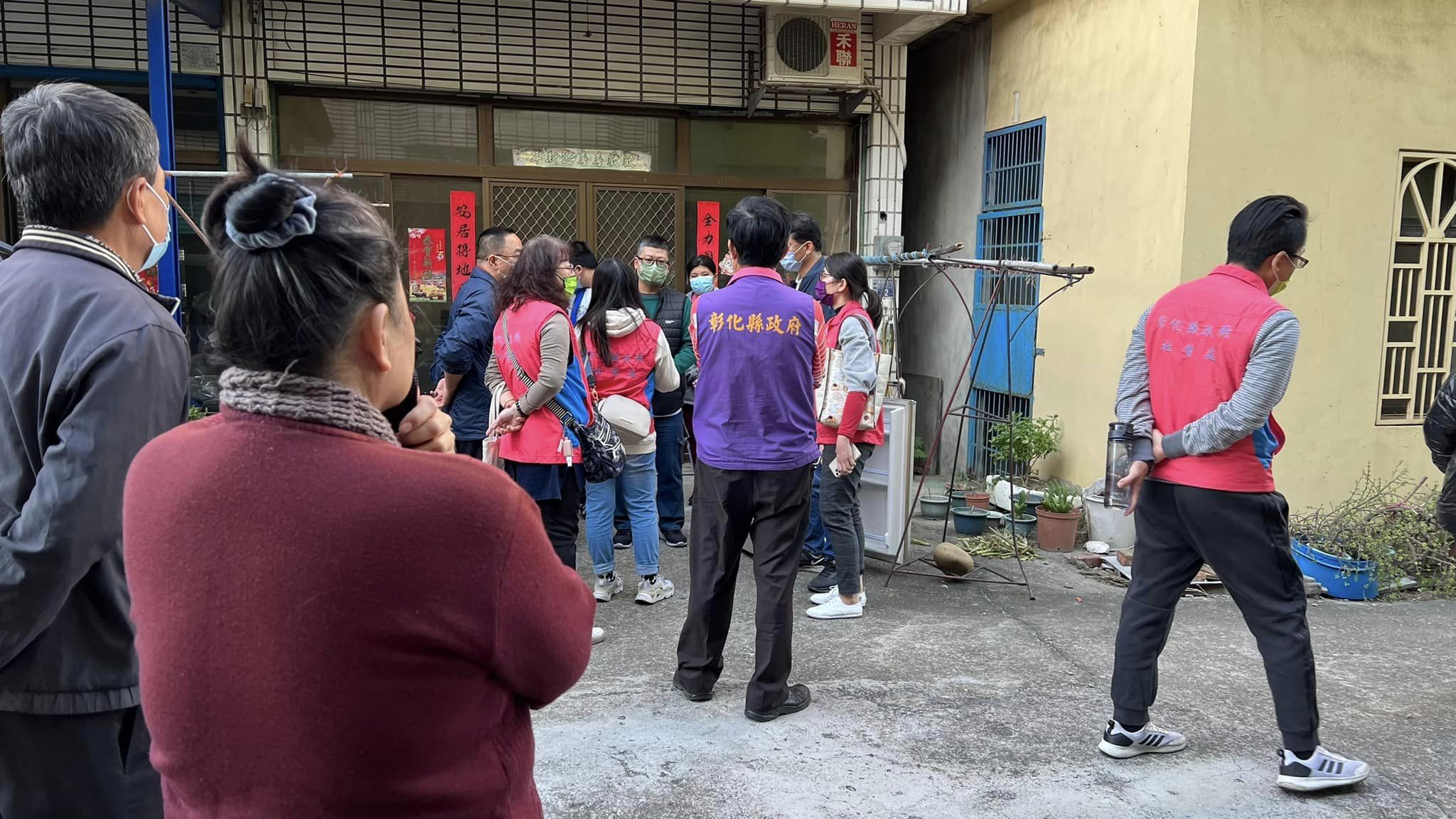 彰化縣府社會處到家中關懷。(圖/翻攝自賴清美臉書)