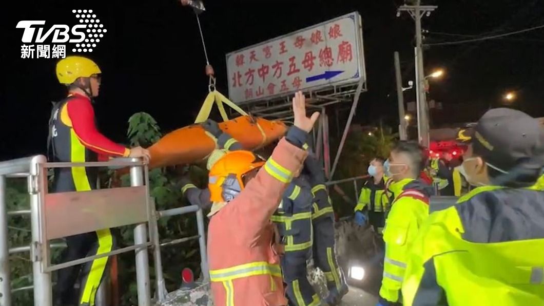 機車左轉撞直行車！騎士噴飛摔邊坡　吊起時昏迷口鼻滲血