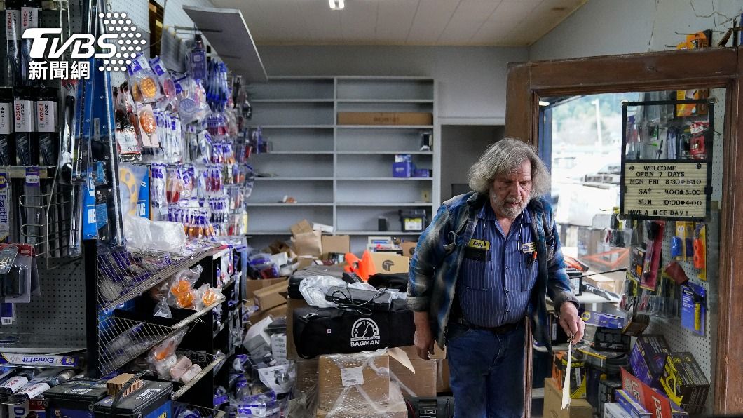當地五金行貨架上的物品全都掉在地上。（圖／達志影像路透社）