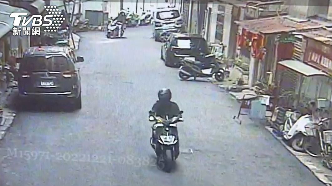 月初才被抓 3嫌又伏擊情敵 男遭砍「右臀中刀」送醫