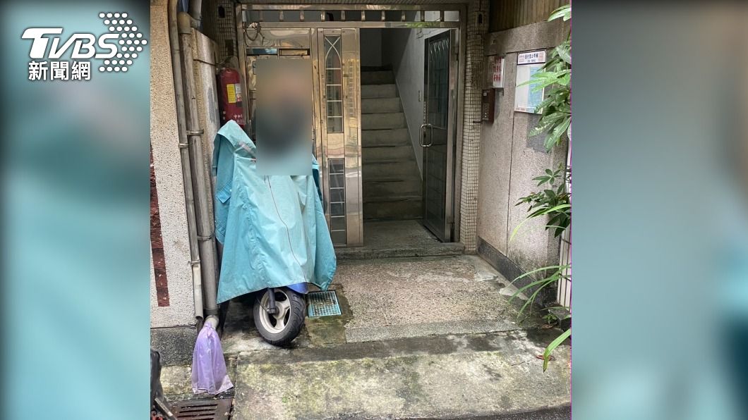 梁男在自家樓下遇襲。（圖／TVBS）
