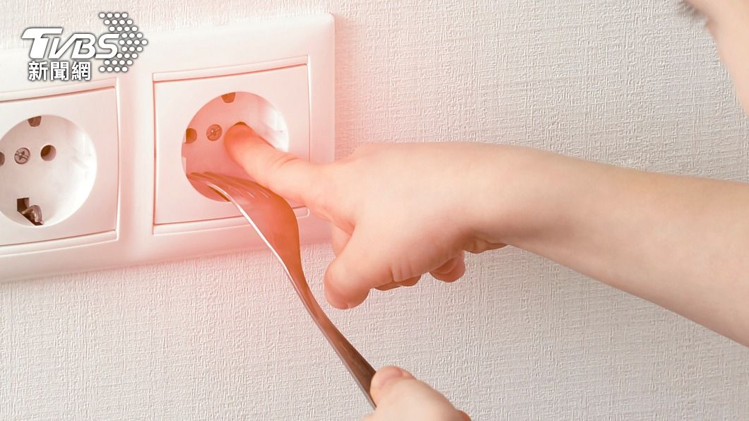 兒拿鐵餐具戳插座慘觸電 媽怒嗆店員「12歲小孩懂什麼」