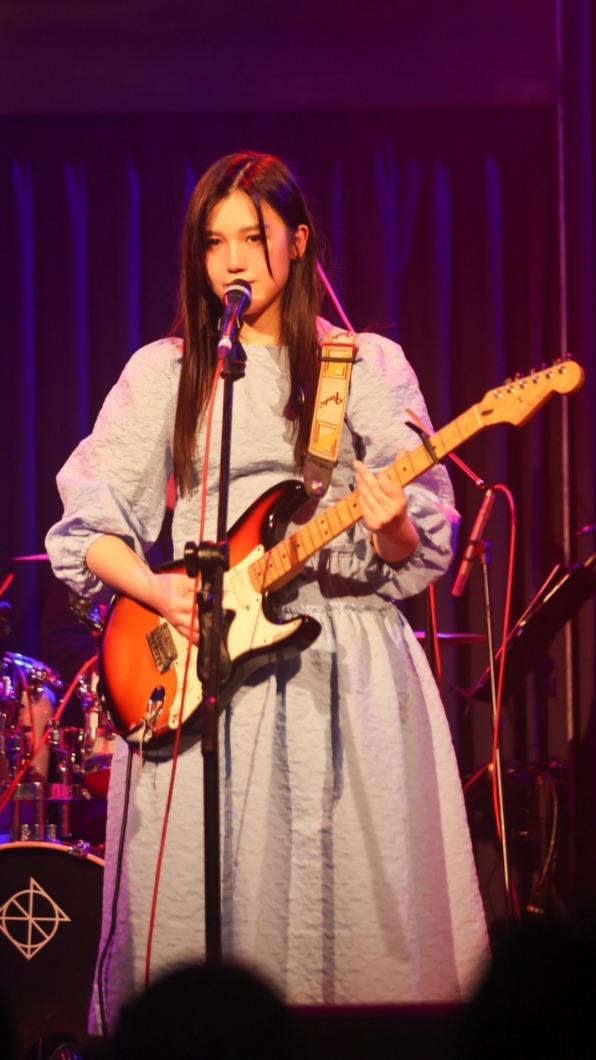 許維芳首度挑戰表演電吉他自彈自唱。(圖/金星文創提供)
