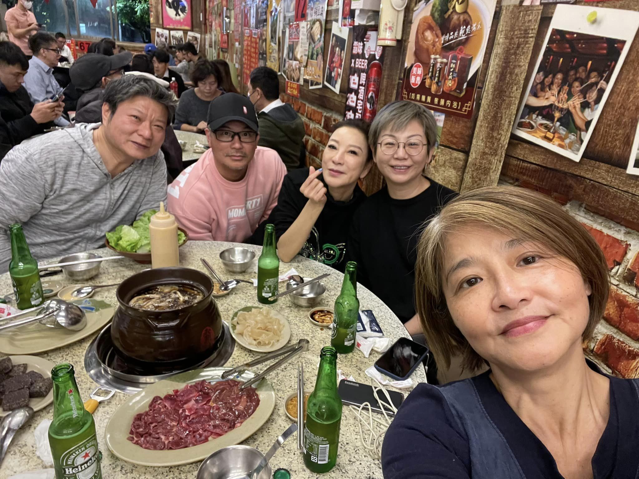 黃雅珉(右一)最新近況曝光。(圖/翻攝楊繡惠臉書)