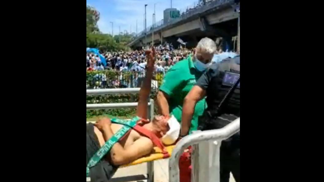 街上塞滿慶祝勝利的阿根廷球迷,卻有人因受傷被擔架抬走。(圖/翻攝自@TachiraNoticias推特)