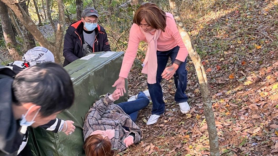 王瞳親自上陣滾山坡,感謝工作人員賣力保護她。(圖/民視提供)