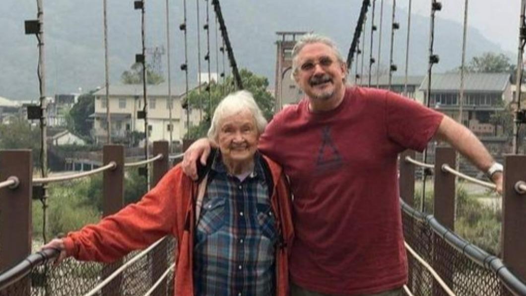 才辦完亡父紀念音樂會!馬修連恩91歲母親離世 中風2年身體衰弱