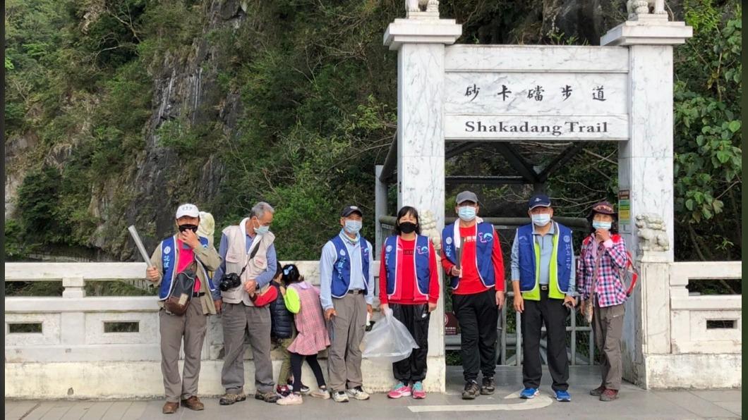 花蓮第二信用合作社認養長春祠步道及砂卡礑步道,並進行淨山活動。(圖/太管處提供)