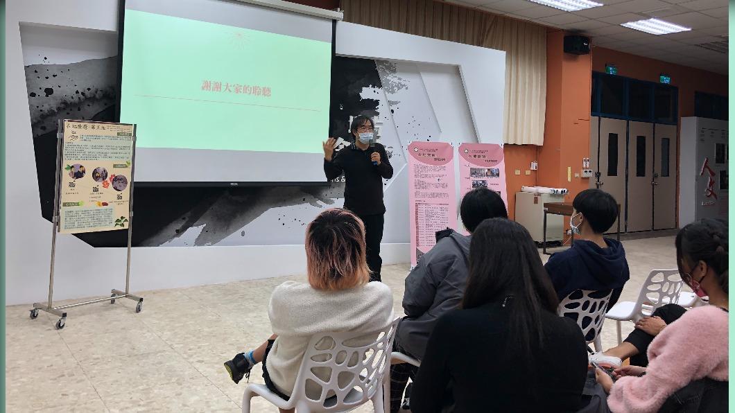 諮商與臨床心理學系劉効樺教授回答同學提問,並期許同學未來能在工作場域中運用課堂所學知識與能力。(圖/東華大學提供)