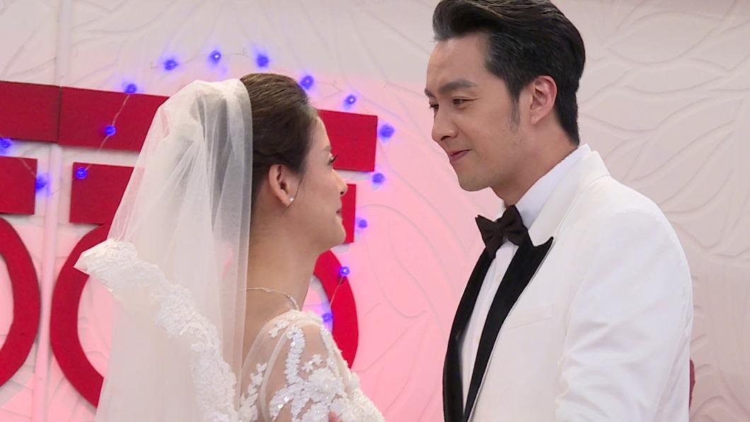 張雁名（右）拍吻戲收到老婆傳的斷蕉片。（圖／台視提供）