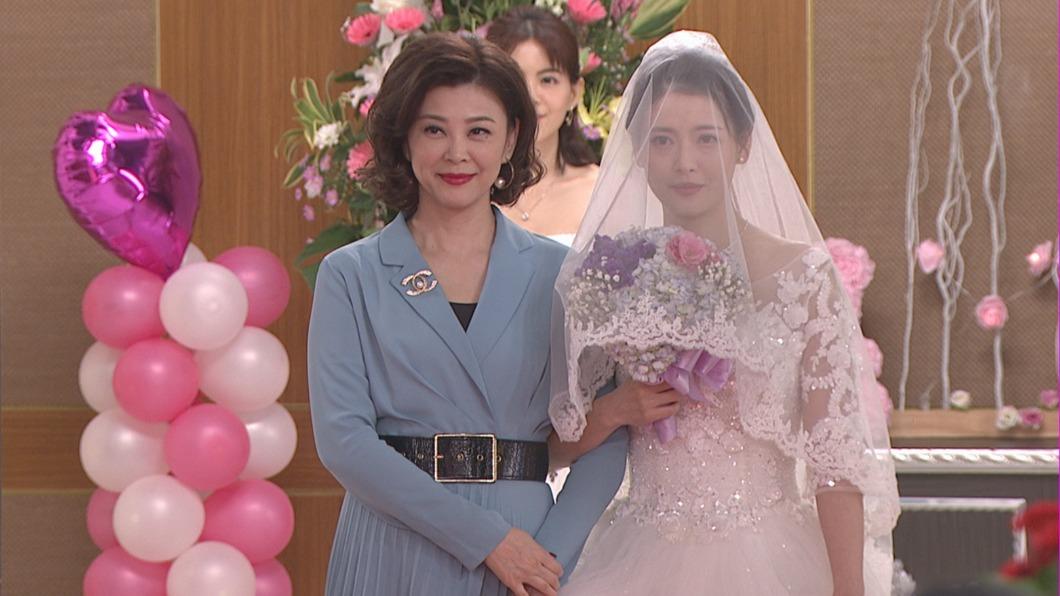 王樂妍（右）穿性感婚紗。（圖／台視提供）