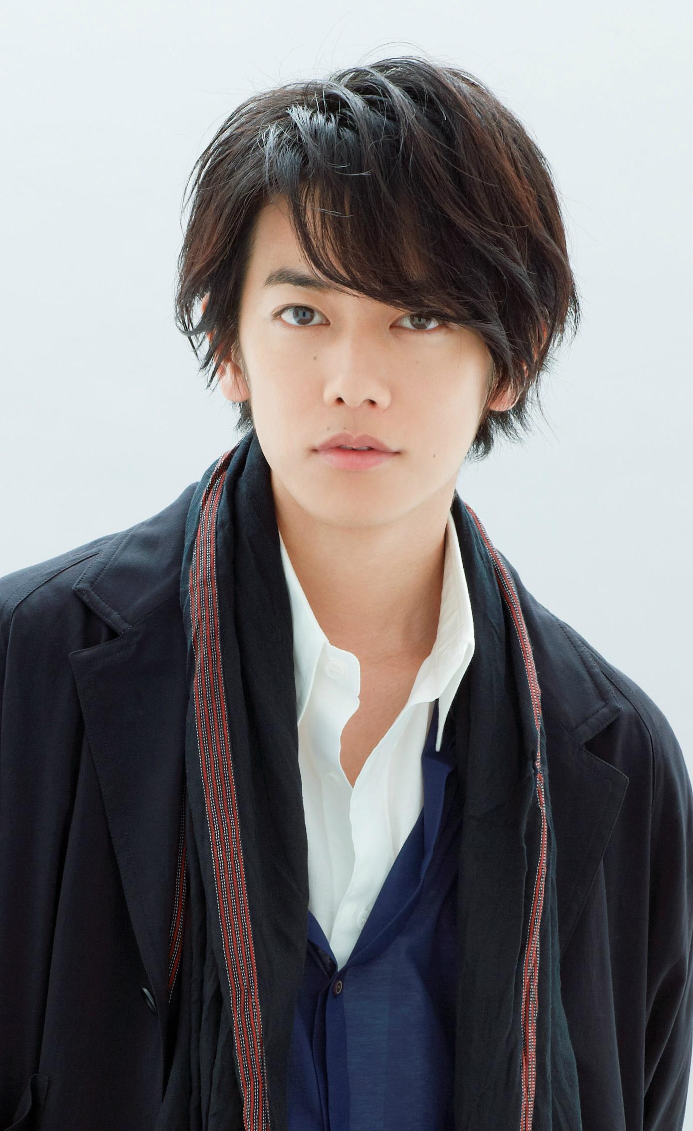 佐藤健曾自曝理想型有3項條件,綾瀨遙似乎都符合。(圖/翻攝自佐藤健微博)