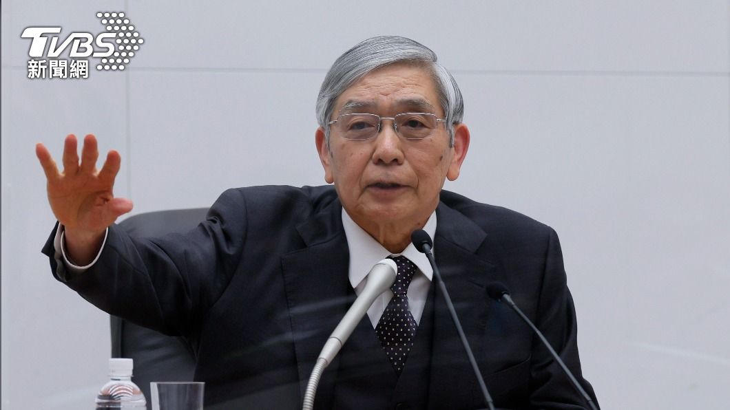 日銀總裁黑田東彥在記者會上宣布提升10年公債殖利率變動幅度上限至0.5%消息，被日媒稱為「黑田震撼彈」。（圖／達志影像路透社）