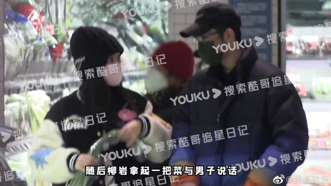 柳岩爆出與神祕男甜蜜幽會。(圖/翻攝自微博)
