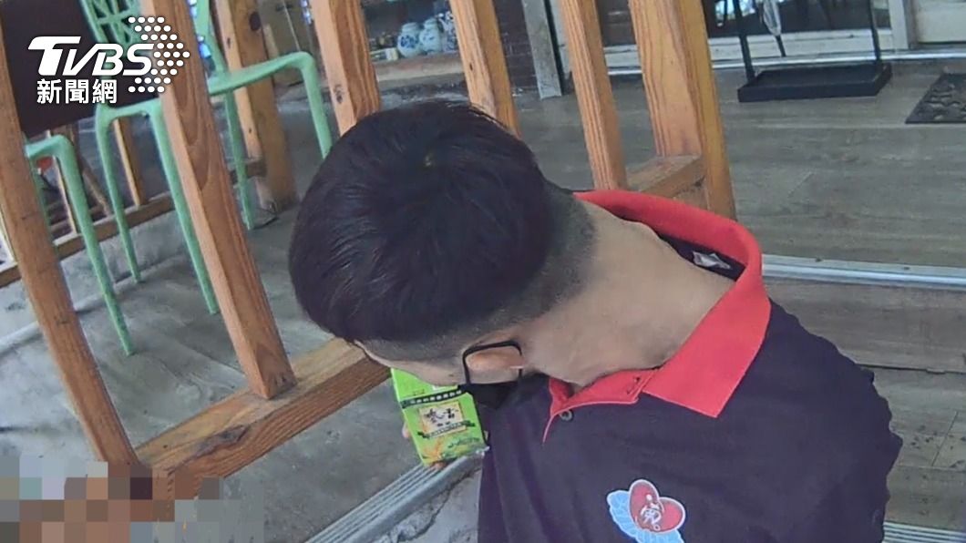 再讓我喝一口綠茶!車手取完款遭警逮 央求喝了再銬