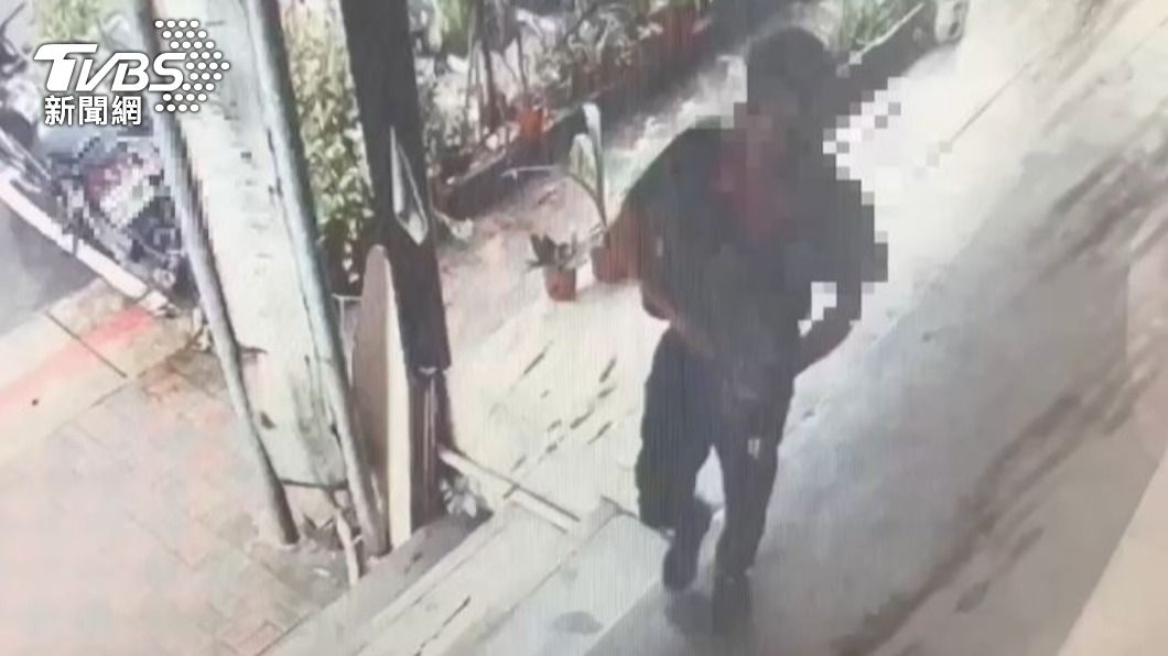 詐騙集團以假檢警的話術誆騙婦人交付保證金,賴姓車手前往面交取款。(圖/TVBS)