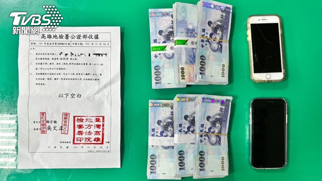 查扣現金56萬以及偽造的地檢署公文。(圖/TVBS)