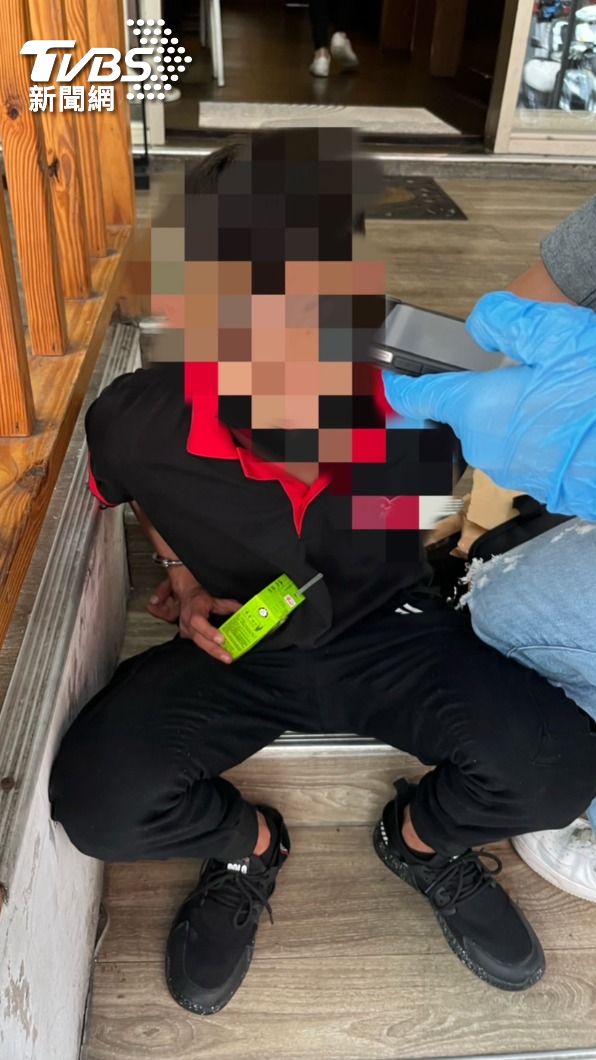 賴姓車手取款後坐著喝綠茶,就被埋伏在旁的便衣員警逮捕。(圖/TVBS)