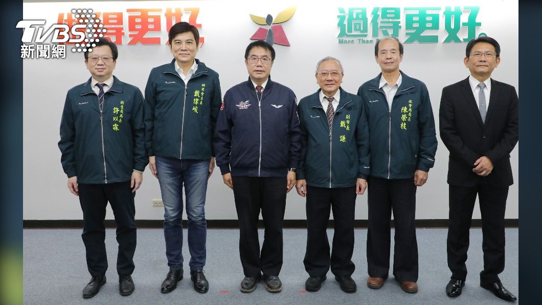 南市府小內閣異動　副市長等5官離隊、今與黃偉哲拍畢業照