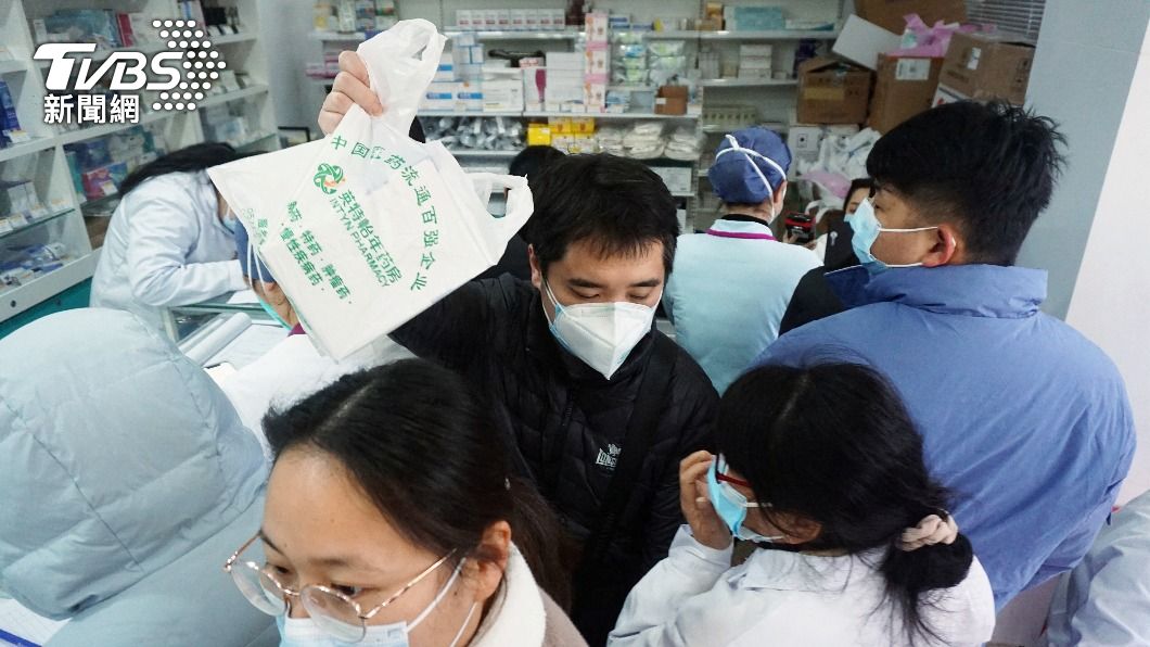 民眾在要局搶購快篩及症狀治療的藥物。（圖／達志影像路透社）