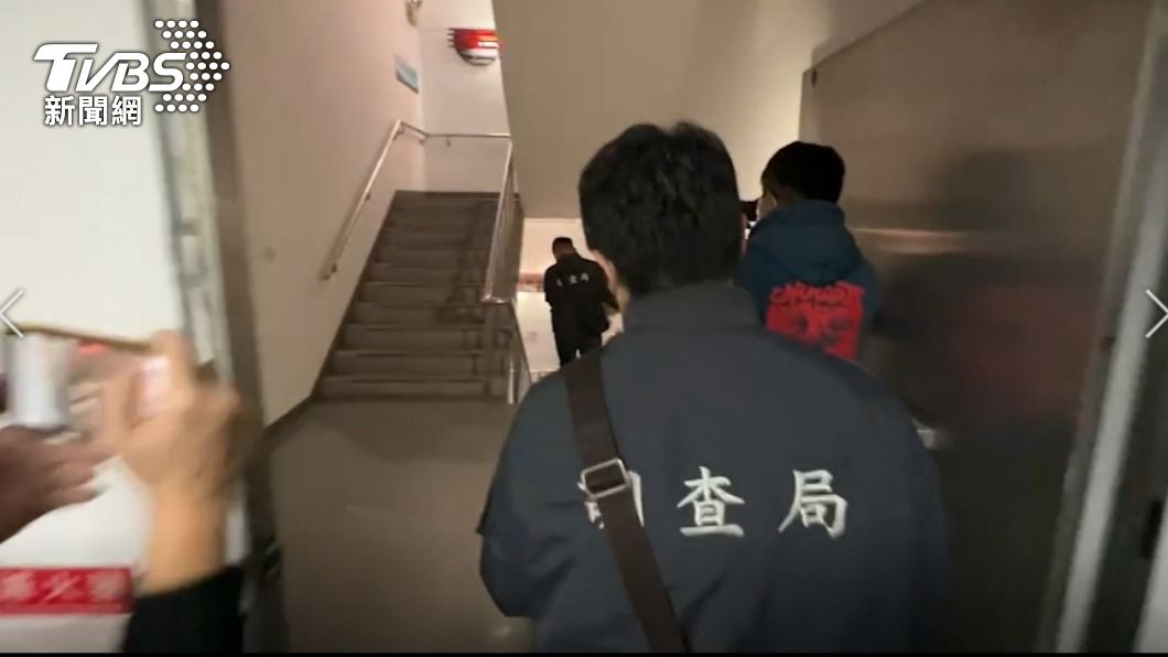調查官帶走相關證物。(圖/TVBS)