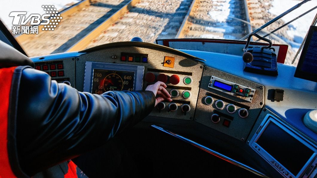 經查發現是司機指導員滑手機、未善盡工作職責所致。(示意圖/Shutterstock達志影像)