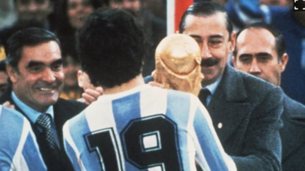 阿根廷前總統魏德拉(Jorge Rafaél Videla)在1978年接見冠軍隊。(圖/翻攝自《民族報》)