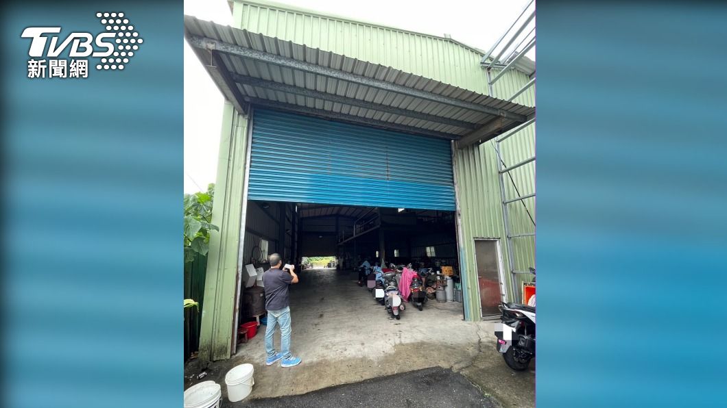該鐵皮建築暗藏地下職業賭場,日前遭警方查獲。(圖/TVBS)