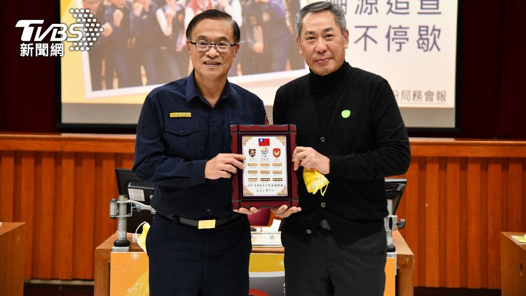 局長黃宗仁回贈警察階級紀念牌。(圖/TVBS)