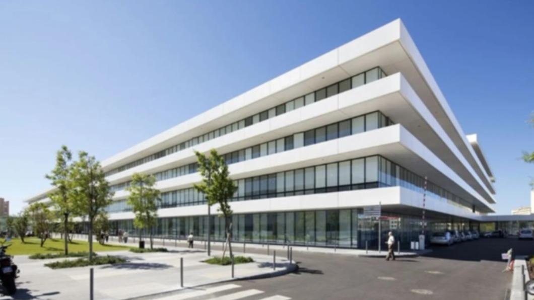 法國東南部城市土倫(Toulon)的Sainte Musse醫院,18日晚間緊急疏散。(圖/翻攝自《紐約郵報》)