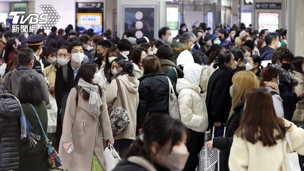 不只電車內的人被困,在車站等待的乘客更是塞滿了月台和候車大廳。(圖/達志影像美聯社)