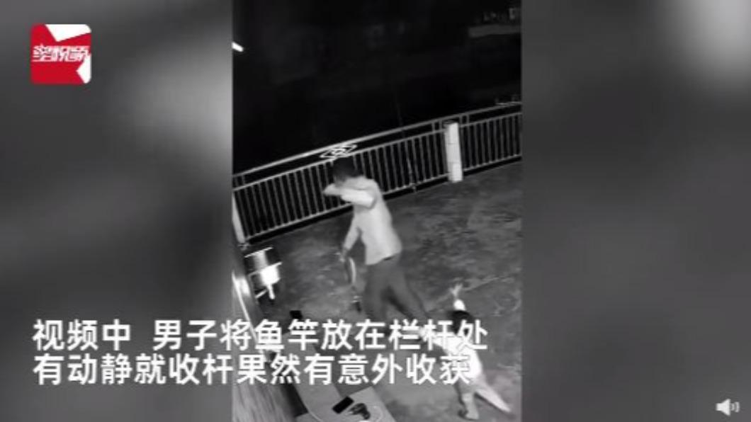 待魚竿有動靜就代表漁獲上鉤。(圖/翻攝自《星視頻》)