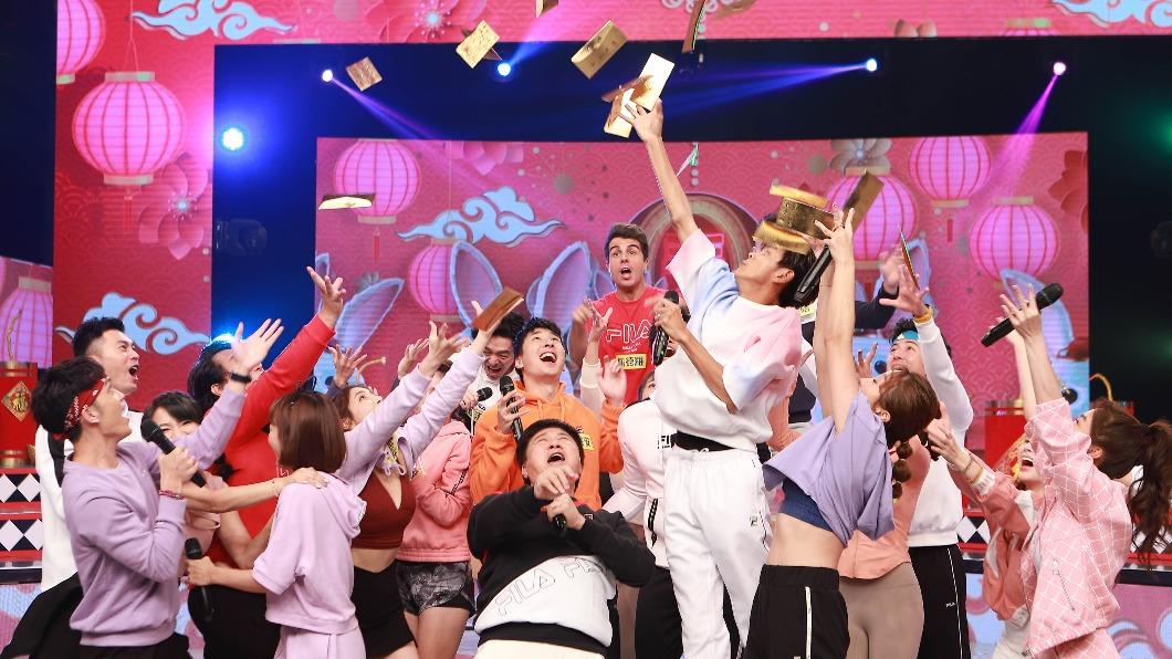胡瓜撒錢了！10萬「鉑金包」空中飄　錄影現場失控搶翻