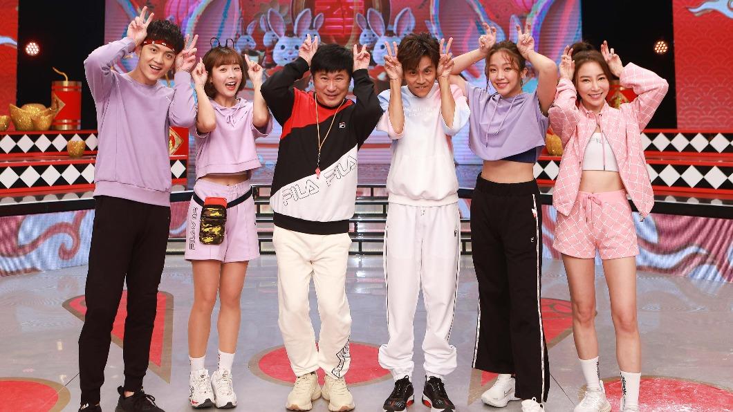 郭忠祐(左起)、籃籃、胡瓜、阿翔、賴慧如和張家瑋進棚錄影。(圖/民視提供)