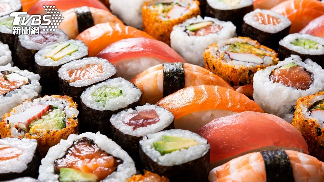 一名男網友日前帶女友到某壽司連鎖店吃壽司。（示意圖／shutterstock達志影像）