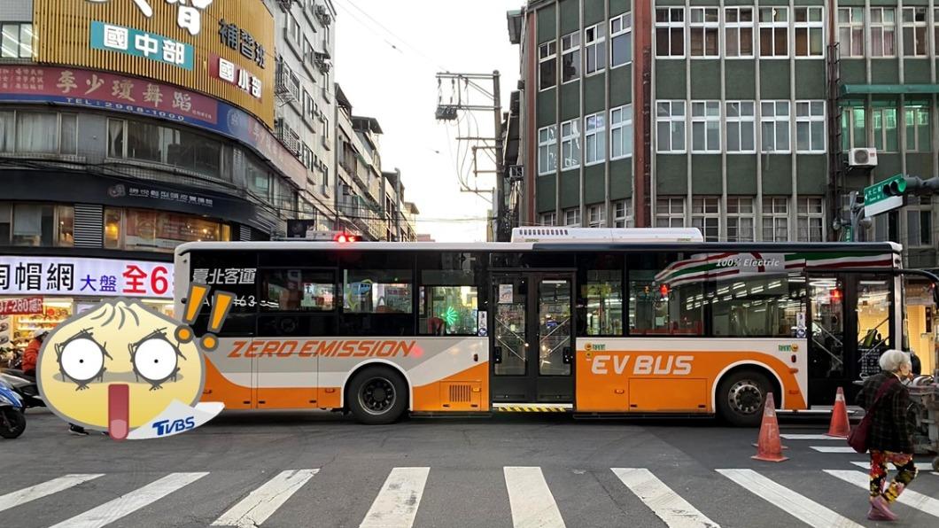 沒電了!尖峰時段公車「龜速移動」 用路人見1畫面驚呆