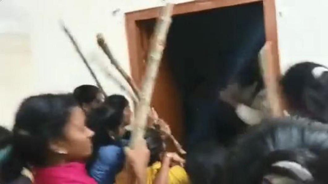 整棟宿舍女學生得知後，紛紛持棍棒要找校長算帳。（圖／翻攝自推特Korah Abraham @thekorahabraham）