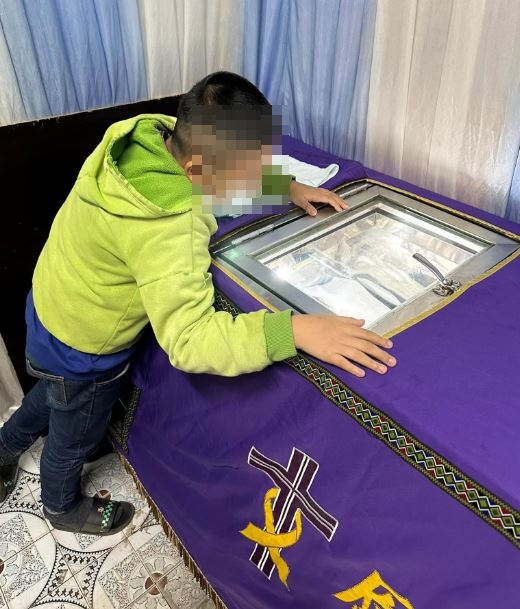 孩子守在母親身旁,不願離去。(圖/翻攝自陳在斌臉書)