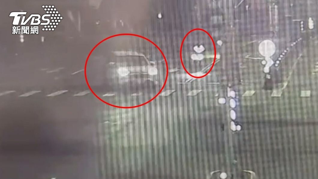 重機女騎士剎車不及相撞。(圖/TVBS)