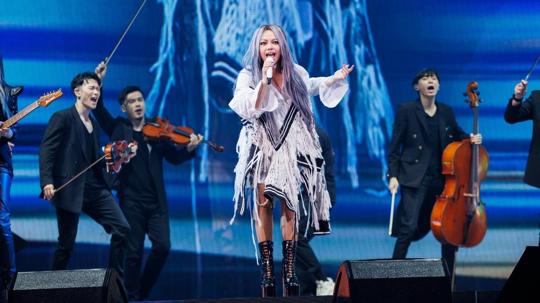 阿妹赴美巡演一度克服不了空氣乾燥，但一上台總能開心唱著。（圖／聲動娛樂提供）