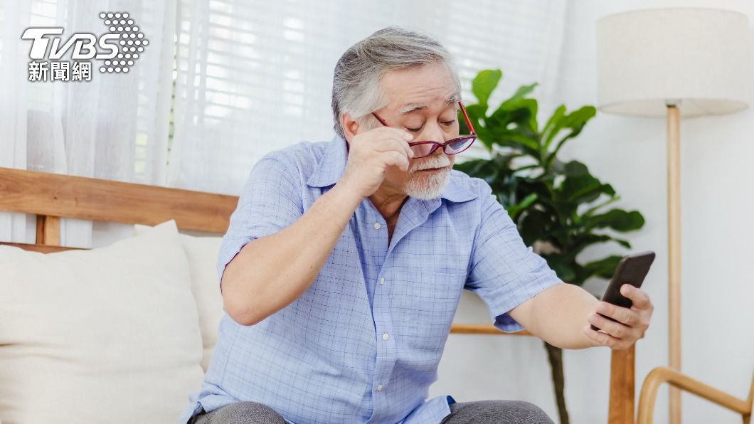 現代人用眼過度需補充葉黃素。（示意圖／shutterstock達志影像）