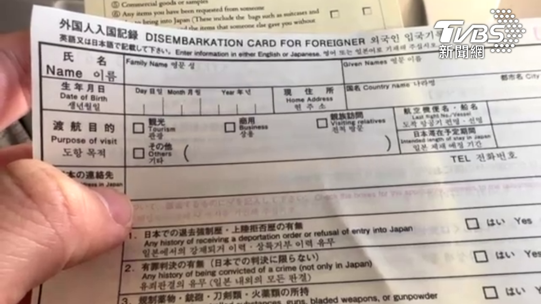 空服員仍會在飛機上發入境卡以及海關申報書。（圖／葉韋辰攝）