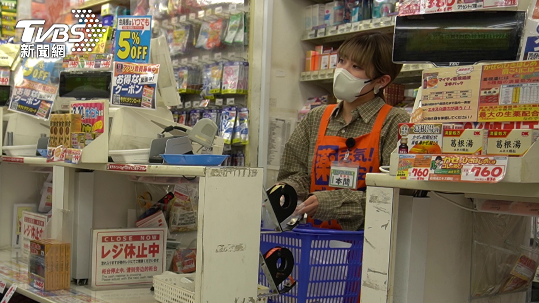 以前1間店面可能有10-15個人會講中文或其他外文，現在只剩下1~2個。（圖／葉韋辰攝）