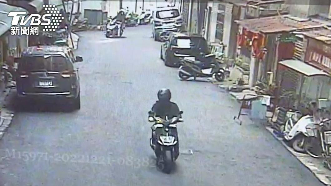 犯嫌騎機車逃離現場。(圖/TVBS)