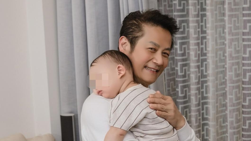 徐乃麟1招哄小孩老婆大讚! 樂當外公寵溺10月孫「小名藏思念」