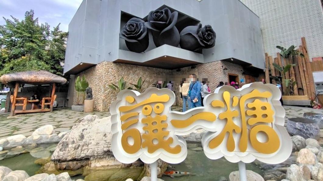 店外可以見到3朵巨大的黑玫瑰從建築探出頭來。（圖／大口老師的走跳學堂!提供）