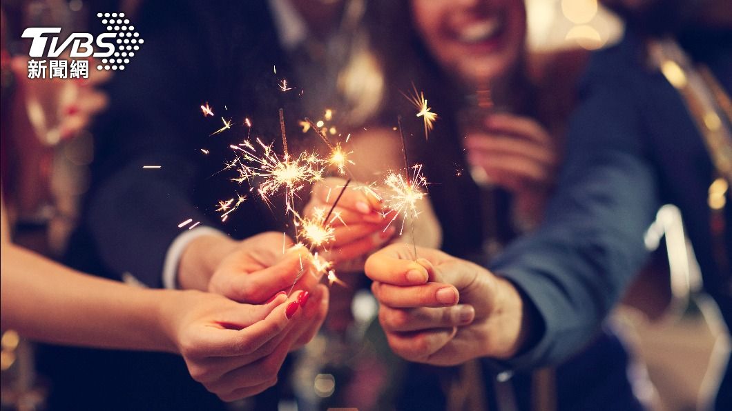 與好友一起交換禮物,能招來好運氣。(示意圖/shutterstock達志影像)