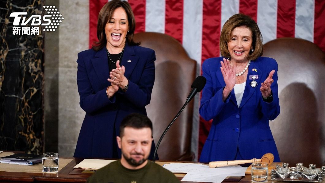 美國副總統兼參院議長賀錦麗(Kamala Harris)與裴洛西拍手歡迎澤倫斯基。(圖/達志影像美聯社)