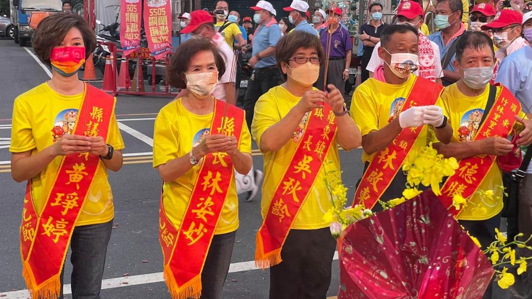 成功連任的國民黨籍羅東鎮長吳秋齡(左三)。(圖/翻攝自吳秋齡臉書)